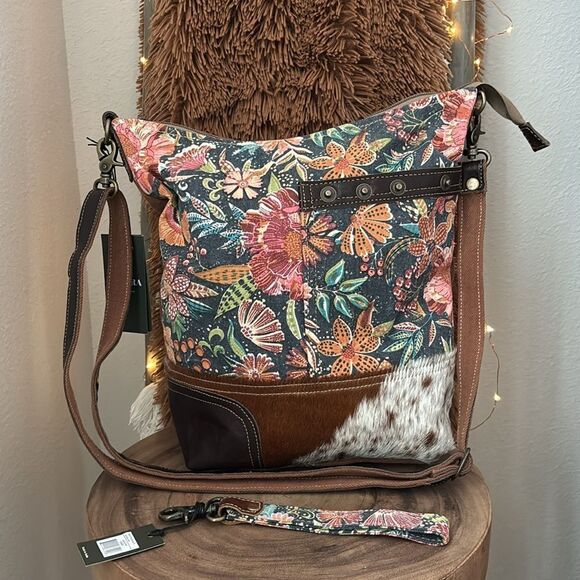 Myra Sillage Shoulder Bag /matching key fob - Picture 3 of 12